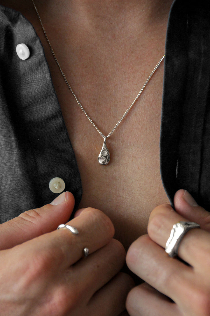 goutte necklace